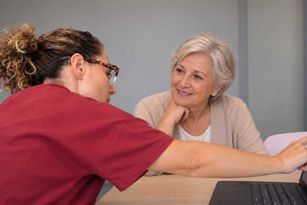 Medico durante una visita con una paziente anziana in uno studio medico Fisiolog, e valutazione dello stato neurologico.